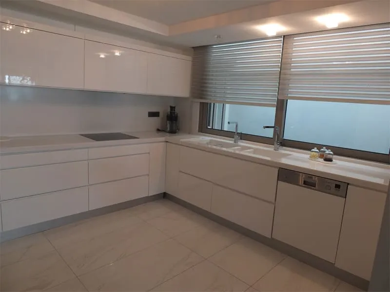Beyaz akrilik L tezgâh ve entegre çift evye, parlak beyaz modern mutfak